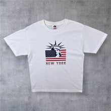 Load image into Gallery viewer, Early 00’s New York Statue Of Liberty USA Flag Souvenir Graphic White T-Shirt