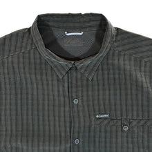 Load image into Gallery viewer, COLUMBIA Dark Grey Black Check Polyester Blend Short Sleeve Utility Shirt