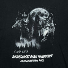 Load image into Gallery viewer, Early 00's BIEBRZA NATIONAL PARK "Canus Lupus" Wolf Souvenir Animal Nature Wildlife Graphic T-Shirt