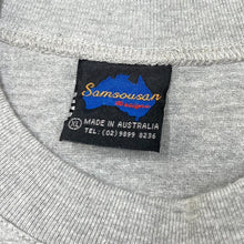 Load image into Gallery viewer, Early 00’s Sydney “One Of The World’s Greatest Cities” Australia Souvenir Graphic T-Shirt