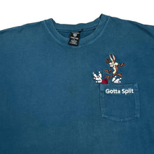 Load image into Gallery viewer, Vintage Warner Bros (1997) LOONEY TUNES "Gotta Split" Wile. E. Coyote Embroidered Character Pocket T-Shirt