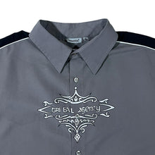 Load image into Gallery viewer, Early 00's Identic "Tribal Agency" Y2K Gothic Graphic Grey Short Sleeve Shirt