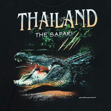 Load image into Gallery viewer, Early 00's Joligolf THAILAND "The Safari" Crocodile Souvenir Spellout Graphic T-Shirt