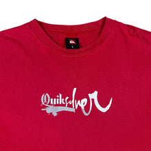 Load image into Gallery viewer, Early 00's QUIKSILVER Logo Spellout Graphic Surfer Skater Red Short Sleeve T-Shirt