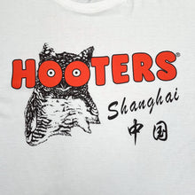 Load image into Gallery viewer, Early 00's HOOTERS "Shanghai" Souvenir Logo Spellout Graphic T-Shirt
