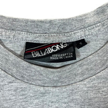 Load image into Gallery viewer, Early 00's BILLABONG "Jeffreys Bay" Surfer Logo Spellout Graphic Grey T-Shirt