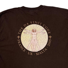 Load image into Gallery viewer, THE DA VINCI CODE (2005) “So Dark The Con Of Man” Crew Movie Promo Graphic T-Shirt