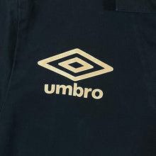 Load image into Gallery viewer, UMBRO Classic Logo Spellout Graphic Black Drill Pullover Training Sweatshirt Top