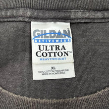 Load image into Gallery viewer, Early 00's WYCHWOOD BREWERY "Fiddler's Elbow" Drinks Beer Promo Spellout Graphic T-Shirt