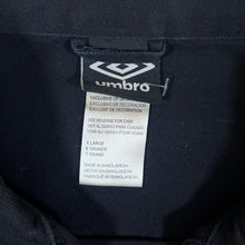 Load image into Gallery viewer, UMBRO Classic Logo Spellout Graphic Black Drill Pullover Training Sweatshirt Top