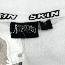 Load image into Gallery viewer, Early 00's SKIN INDUSTRIES Gothic Biker Tattoo Y2K Logo Spellout Graphic T-Shirt