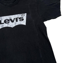 Load image into Gallery viewer, Levi's Classic Tab Logo Spellout Black Graphic T-Shirt
