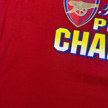 Load image into Gallery viewer, Vintage ARSENAL FC "Unbeaten Champions 2003/4" Football Souvenir Graphic Red T-Shirt