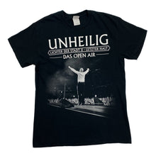 Load image into Gallery viewer, UNHEILIG “Das Open Air 2013” Graphic Spellout Electronic Gothic Rock Band T-Shirt