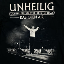 Load image into Gallery viewer, UNHEILIG “Das Open Air 2013” Graphic Spellout Electronic Gothic Rock Band T-Shirt