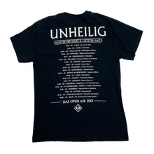 Load image into Gallery viewer, UNHEILIG “Das Open Air 2013” Graphic Spellout Electronic Gothic Rock Band T-Shirt