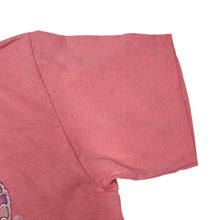 Load image into Gallery viewer, Anvil (1993) CAYMAN ISLANDS Sea Shell Souvenir Spellout Graphic Single Stitch T-Shirt
