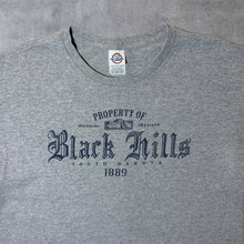 Load image into Gallery viewer, Delta "Property Of Black Hills"" USA Tourist Spellout Graphic Grey T-Shirt
