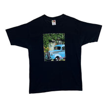 Load image into Gallery viewer, Vintage CALICO SPORTSWEAR (2000) Car Nature Cottage Scene Graphic Black T-Shirt
