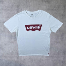 Load image into Gallery viewer, Levi's Classic Red Tab Logo Spellout Graphic Short Sleeve White T-Shirt
