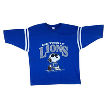 Load image into Gallery viewer, Vintage 90&#39;s NFL Detroit Lions Peanuts Snoopy Football Graphic Single Stitch T-Shirt
