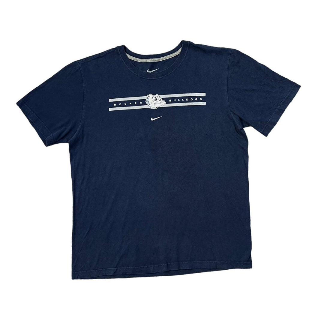Nike NCAA BECKER BULLDOGS Mini Centre Swoosh College Sports Graphic T-Shirt