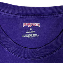 Load image into Gallery viewer, Jansport JAMES MADISON ALUMNI UNIVERSITY College Spellout Graphic Purple T-Shirt
