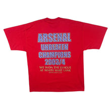 Load image into Gallery viewer, Vintage ARSENAL FC &quot;Unbeaten Champions 2003/4&quot; Football Souvenir Graphic Red T-Shirt
