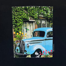 Load image into Gallery viewer, Vintage CALICO SPORTSWEAR (2000) Car Nature Cottage Scene Graphic Black T-Shirt

