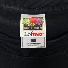 Load image into Gallery viewer, Vintage CALICO SPORTSWEAR (2000) Car Nature Cottage Scene Graphic Black T-Shirt
