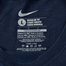 Load image into Gallery viewer, Nike NCAA BECKER BULLDOGS Mini Centre Swoosh College Sports Graphic T-Shirt
