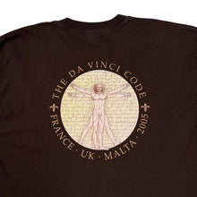 Load image into Gallery viewer, THE DA VINCI CODE (2005) “So Dark The Con Of Man” Crew Movie Promo Graphic T-Shirt
