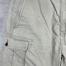 Load image into Gallery viewer, Levi&#39;s White Tab Classic Beige Cotton Cargo Shorts
