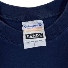 Load image into Gallery viewer, Vintage SYDNEY 2000 OLYMPICS Souvenir Logo Spellout Graphic Navy Blue T-Shirt
