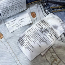 Load image into Gallery viewer, LEVI&#39;S 502 Classic Regular Tapered Fit Blue Denim Zipper Fly Jeans
