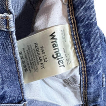 Load image into Gallery viewer, WRANGLER &quot;Regular Fit&quot; Classic Blue Denim Straight Leg Jeans
