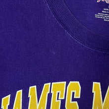 Load image into Gallery viewer, Jansport JAMES MADISON ALUMNI UNIVERSITY College Spellout Graphic Purple T-Shirt
