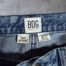 Load image into Gallery viewer, BDG Urban Outfitters Swirl Print Baggy Boyfriend Jeans W32 Blue Denim
