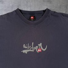 Load image into Gallery viewer, Early 00's Quiksilver Surfer Skater Y2K Logo Graphic Faded Navy Blue Cotton T-Shirt
