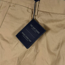 Load image into Gallery viewer, GAP (2008) "The Gap Chino" Classic Beige Straight Leg Cotton Chino Trousers
