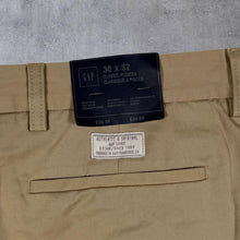 Load image into Gallery viewer, GAP (2008) "The Gap Chino" Classic Beige Straight Leg Cotton Chino Trousers
