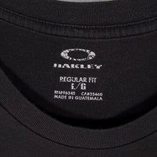 Load image into Gallery viewer, Oakley Surfer Skater Gorpcore Graphic Faded Black Cotton T-Shirt
