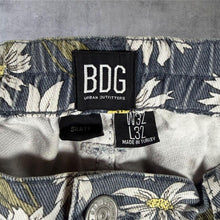 Load image into Gallery viewer, BDG Urban Outfitters Floral Cargo Skate Jeans W32 L32 Daisy Print Trousers

