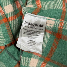 Load image into Gallery viewer, Patagonia Fjord Flannel Shirt Mens M Green Plaid Organic Cotton 53947 FA20
