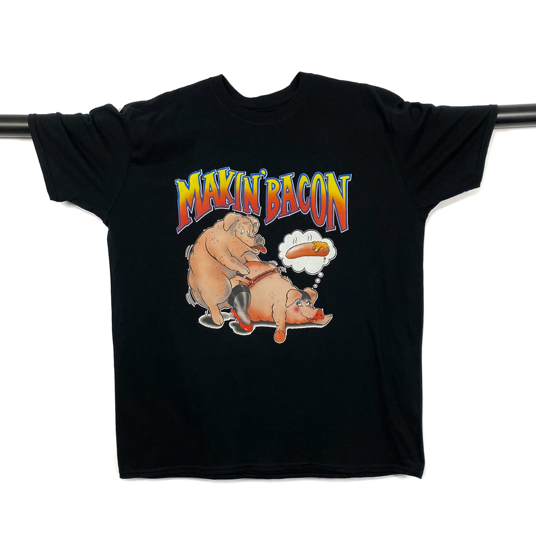 MAKIN’ BACON Novelty Souvenir Pig Cartoon Spellout Graphic T-Shirt