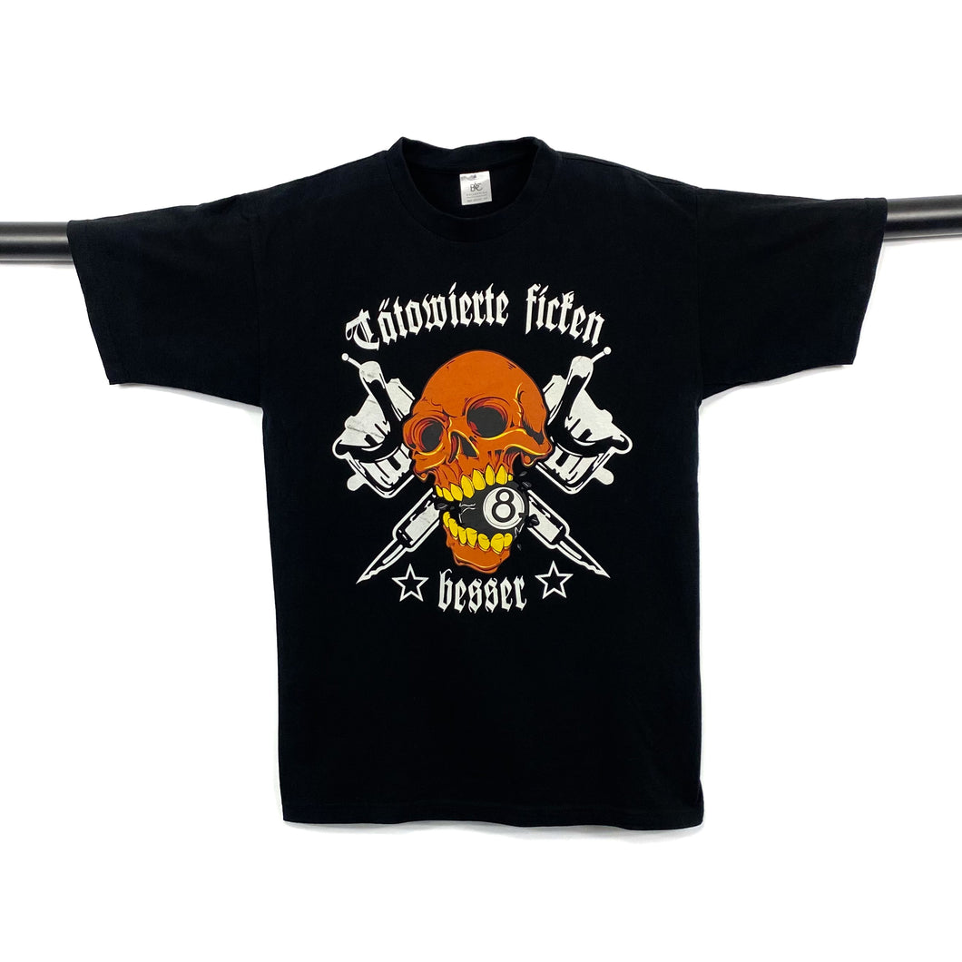 TOTOWIERTE FICTEN BESSER Gothic Tattoo Skull Graphic Spellout T-Shirt