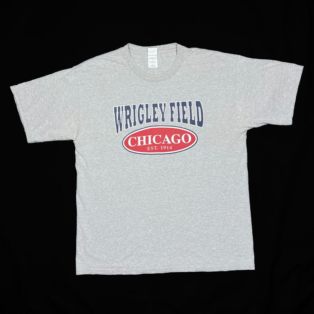 Early 00’s WRIGLEY FIELD “Chicago” USA Souvenir Tourist Spellout Graphic T-Shirt