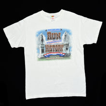 Load image into Gallery viewer, RUN THROUGH HISTORY (2005) “Sharpsbury, Maryland” Souvenir Spellout Graphic T-Shirt
