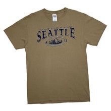 Load image into Gallery viewer, Delta SEATTLE “Washington” USA Souvenir Spellout Graphic T-Shirt
