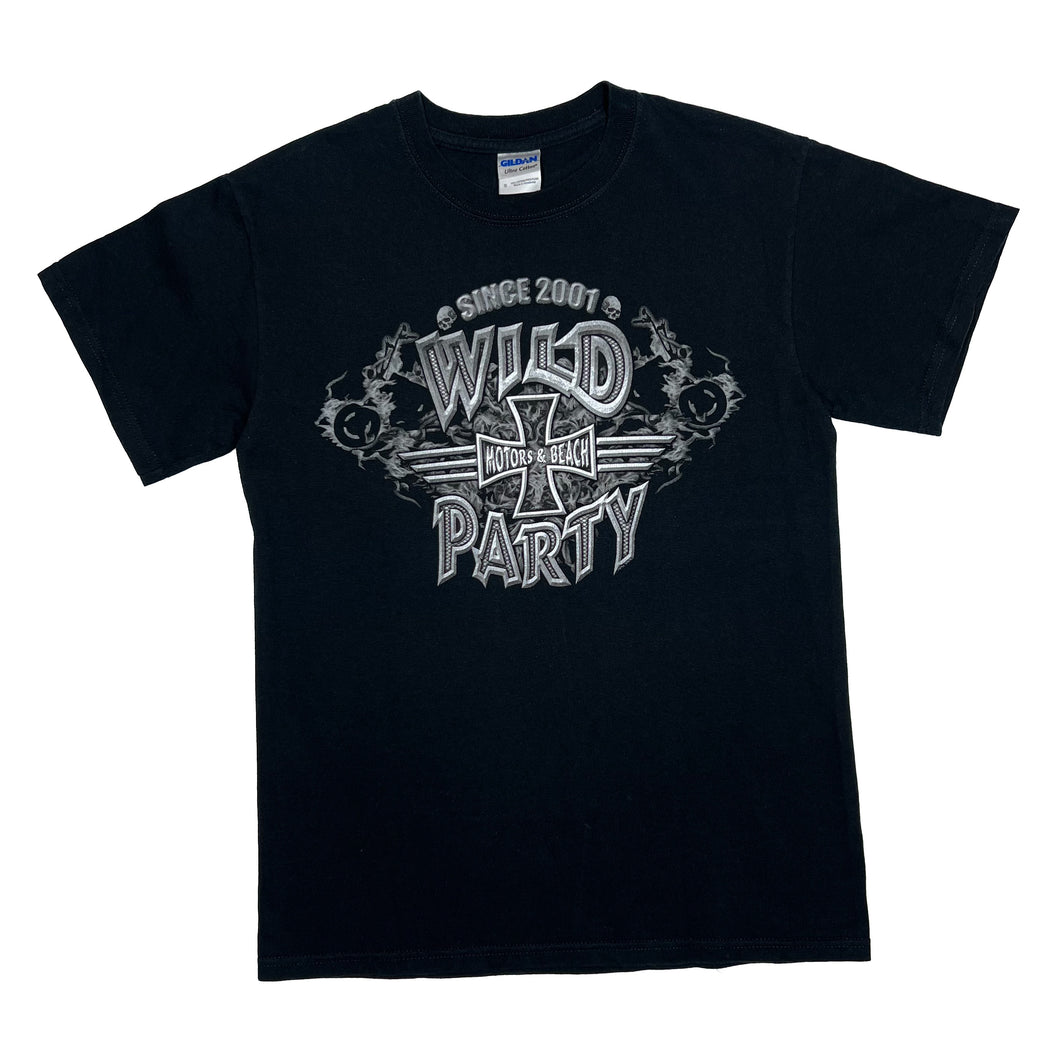 WILD PARTY “Motors & Beach” Biker Souvenir Spellout Graphic T-Shirt